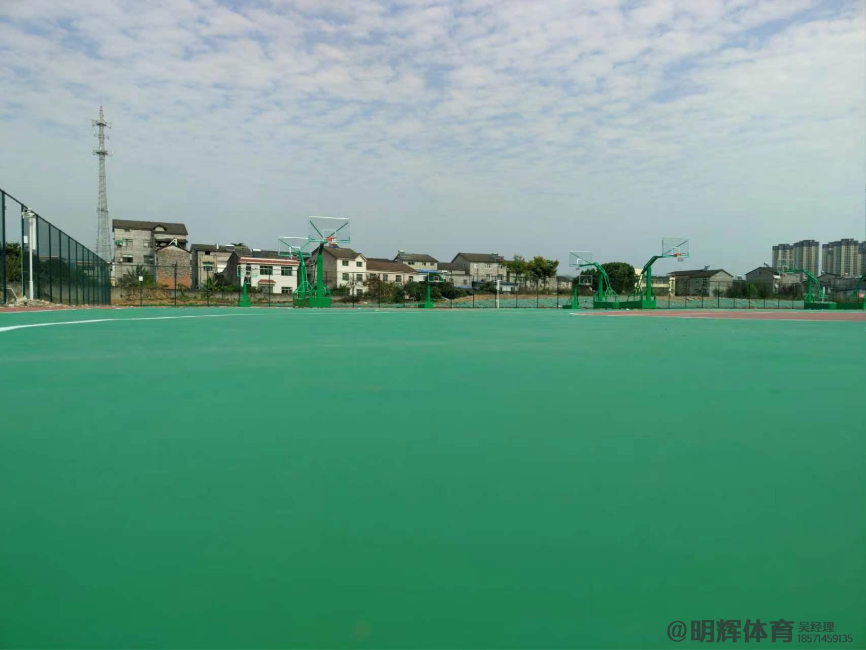 洛隆硬地丙烯酸球场的优缺点